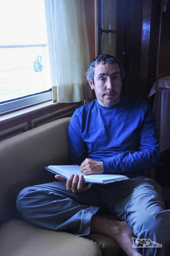 Aproveitando o conforto e tranquilidade do quarto para ler um livro, no Sea Spirit, a caminho de Ushuaia